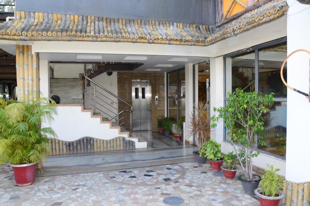 Crytsal Residency Hotel Ráncsí Kültér fotó