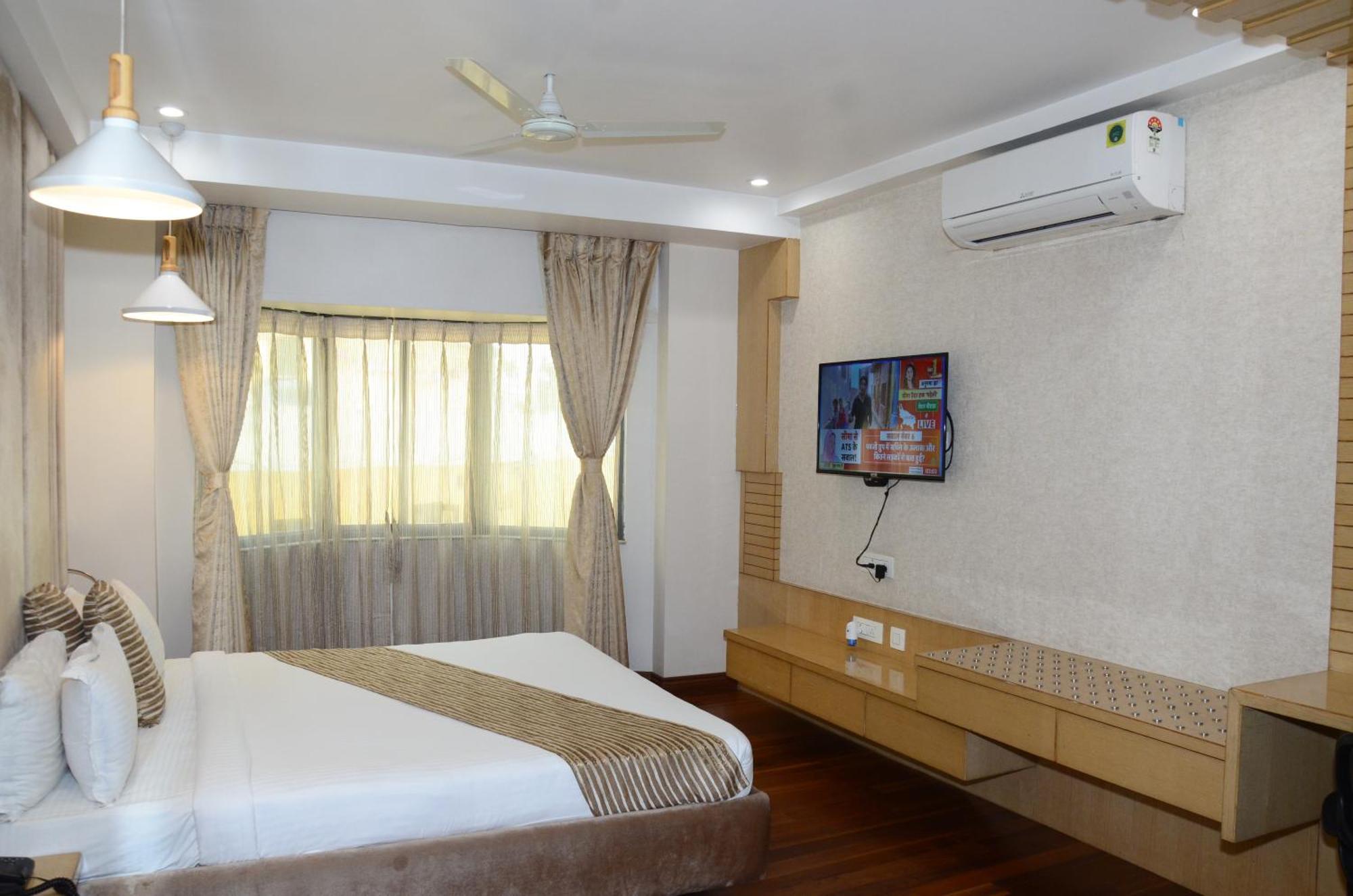 Crytsal Residency Hotel Ráncsí Kültér fotó